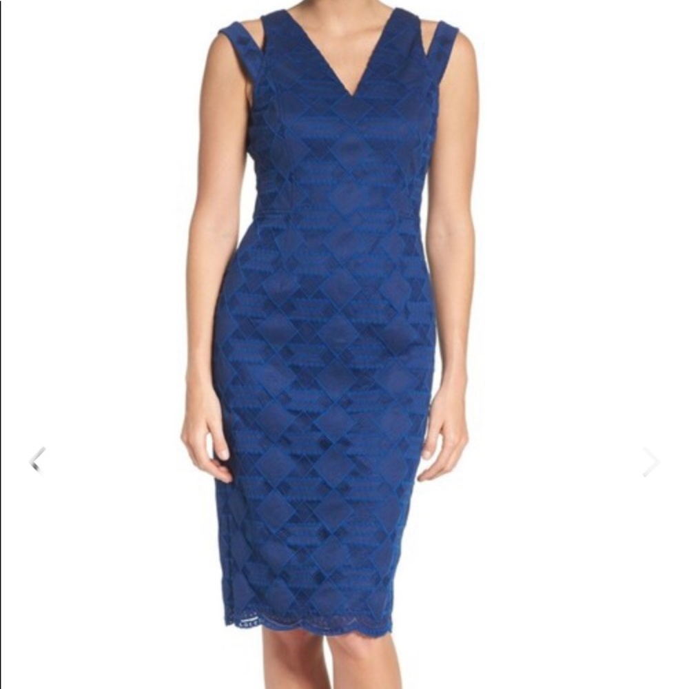 Maggy London - Bodycon V-Neck Sheath Dress